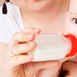 Какую смесь лучше выбрать для новорожденного при запорах и коликах: обзор детского лечебного питания